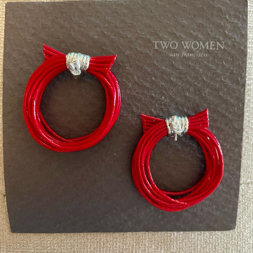 Earrings or pins